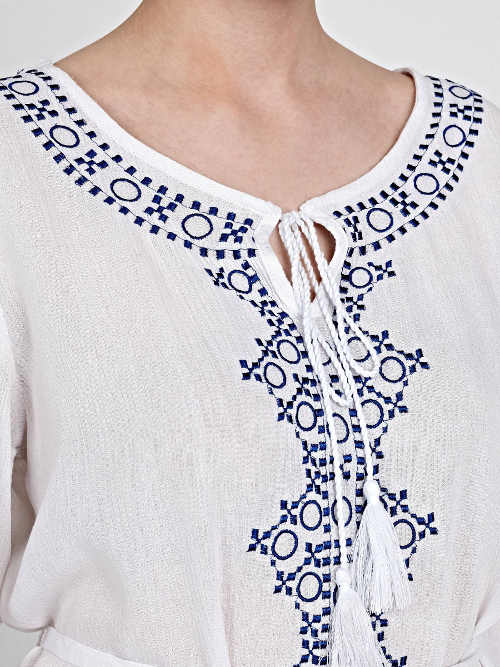 Деколте на блузата с дантела и ресни