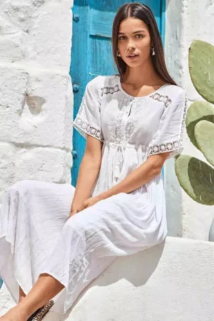 Плажна рокля в бяло, изработена от ефирен материал