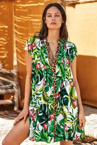 Модерна плажна рокля в ярък цвят с флорален десен