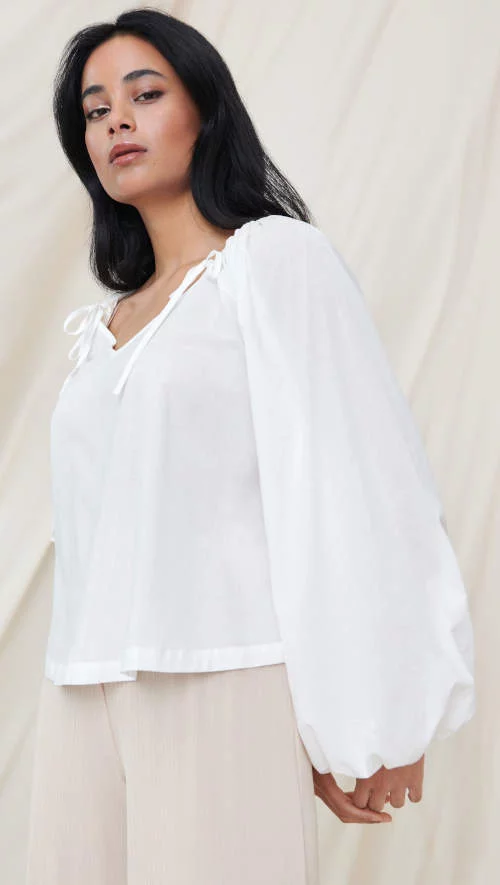 Бяла лятна блуза с широки балонни ръкави