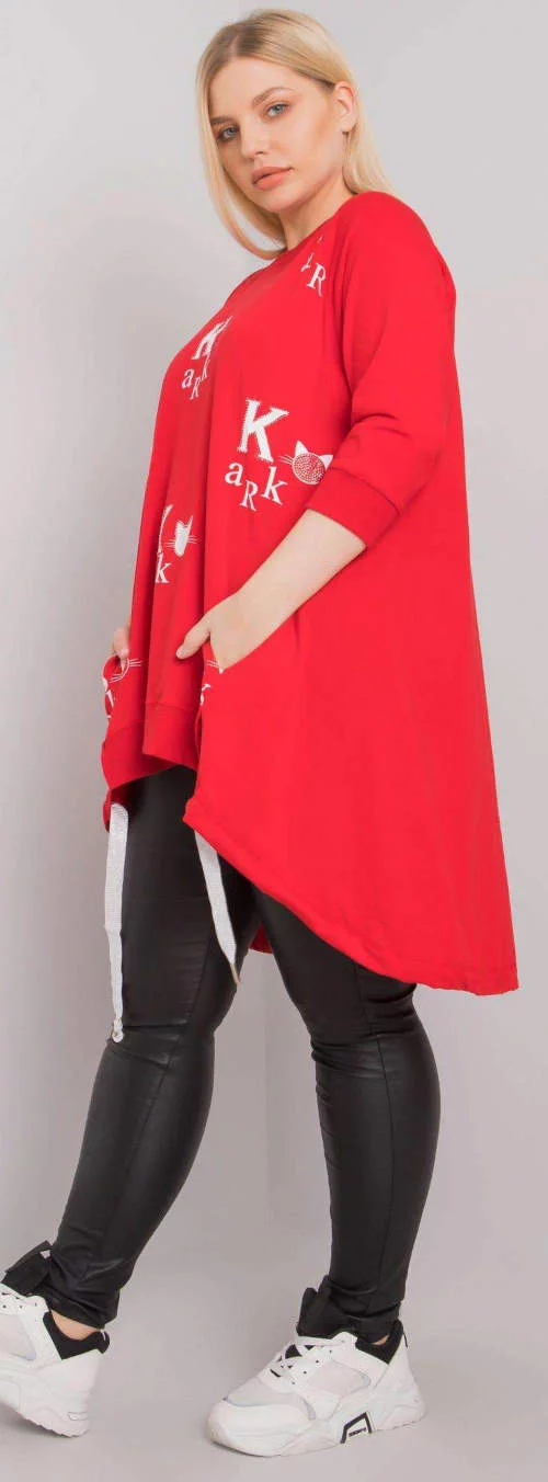 По-дълга червена блуза с кожени гамаши