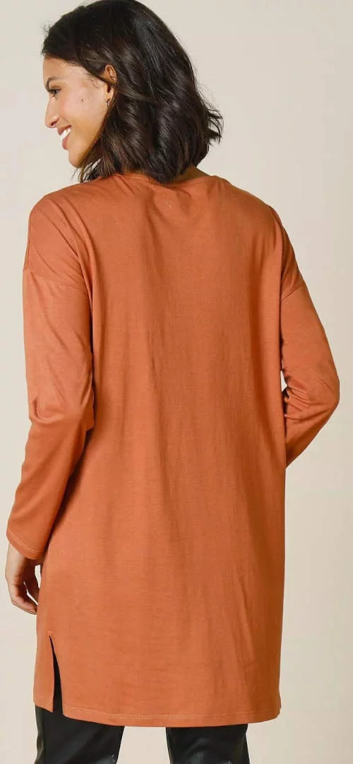 Удобна оранжева блуза за възрастни хора